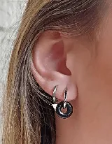 Aros de acero quirúrgico plateado con dije colgante de aro de resina negra.