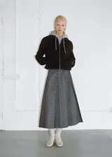 Falda midi gris de tejido de lana con diseño de tablas y corte evasé.