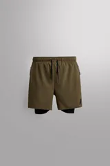 Shorts deportivos color verde oliva con calza interior negra, de tejido técnico ligero y elástico. Cuenta con cintura elástica ajustable con cordón, bolsillos laterales con cierre de cremallera, bajo con aberturas laterales y detalle de logo estampado.
