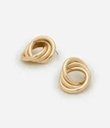 Par de aros dorados con diseño de nudo triple.