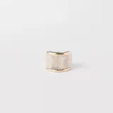 Anillo ancho de plata 925 con textura satinada y bordes de oro.