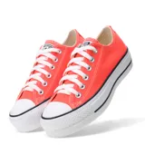 Championes Converse All Star de lona color coral, con plataforma blanca y cordones blancos.