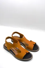 Sandalia plana color gris con tiras anchas de neopreno y detalles en cuero.