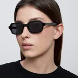 Gafas de sol Dotia con diseño oversized cuadrado de bordes redondeados, montura negra y lentes polarizadas negras con protección UV400.