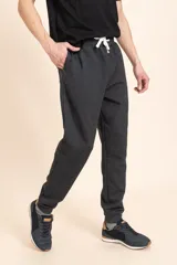 Pantalón deportivo tipo jogger color gris oscuro, con cintura elástica ajustable con cordón.
