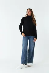 Sweater tejido negro de cuello alto y corte regular.