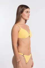 Bombacha de bikini color amarillo con textura gofrada, corte cavado tipo colaless.