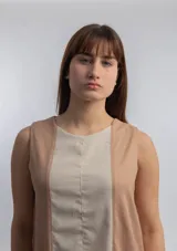 Vestido corto sin mangas, color beige con panel central color crema. Corte recto y ruedo a la altura del muslo.
