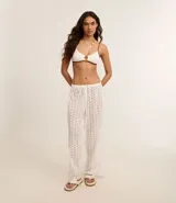 Pantalón de playa blanco con bordado calado tipo laise, cintura elastizada con cordón ajustable y corte recto.