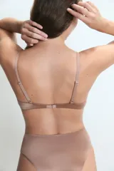 Soutien de color nude con aro escondido, tirantes finos ajustables y escote en V.
