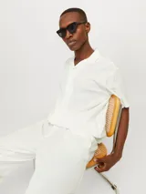 Camisa blanca de popelina con cuello resort, mangas cortas y cierre frontal con botones.