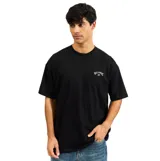 Remera negra de manga corta con cuello redondo y logo de Billabong estampado en el pecho.