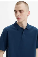 Polo azul marino de corte clásico, manga corta y logo bordado en el pecho.