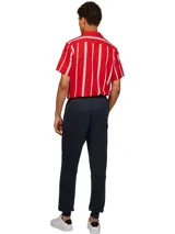 Joggers azul marino de felpa de algodón con cintura elástica ajustable con cordón, bolsillos laterales, un bolsillo trasero y bajos elásticos.