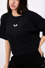 Remera blanca de corte holgado con logo bordado en el pecho y manga corta.