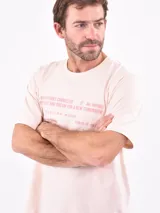 Remera manga corta color blanco con estampa frontal con la palabra "California" y una estrella.