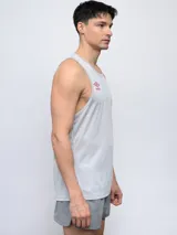 Musculosa deportiva azul con logo Umbro en el pecho y espalda con tela diferenciada.