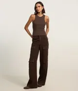 Musculosa básica verde claro de ribana de algodón con textura acanalada y cuello redondo.