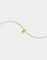 Cadena corta dorada con dije de corazón con cubic zirconia y cierre de mosquetón.
