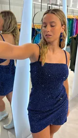 Minivestido azul con lentejuelas plateadas, breteles finos y corte ajustado.