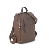 Mochila color beige de símil cuero con doble apertura superior con cierre. Incluye dos bolsillos al frente con cierres metálicos, asa rígida de mano y correa de galón. En la espalda correas de galón regulables.