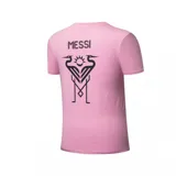 Remera de fútbol negra con el número 10 estampado en rosa en el frente, el escudo del Inter de Miami en el pecho y el logo de New Balance en la manga.