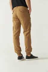 Pantalón cargo negro para hombre con puños y logo metálico, de fit regular y cinturilla ajustable.