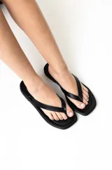 Sandalias tipo ojotas de ecocuero, color negro y marrón con textura simil piel de cocodrilo.