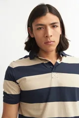 Chomba de piqué a rayas horizontales rojas y azul marino, con cuello polo clásico y mangas cortas.