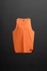 Musculosa deportiva naranja de tejido técnico ligero y elástico con estructura perforada, cuello redondo amplio y manga sisa con acabados termofijados, bajo con aberturas laterales y detalle de logo estampado.
