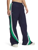 Pantalón deportivo Under Armour para mujer, confeccionado en tejido ligero con textura arrugada y paneles laterales a presión. Diseño de corte holgado con cintura elástica y logo de la marca bordado en verde.