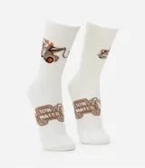 Medias de caña alta color blanco con estampado del personaje Tow Mater de la película Cars.