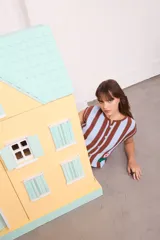 Chaleco tejido a rayas verticales marrones y celestes, con bordado artesanal de una flor en el frente y cierre con botones.