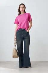 Remera fucsia de manga corta con detalle de broderie en las mangas.