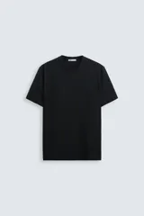 Camiseta negra de corte recto, cuello redondo y manga corta.