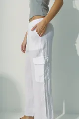 Pantalón negro de lino con bolsillos cargo laterales y corte recto.