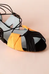 Sandalias planas con tiras de terciopelo de seda, seda flocada y glitter en colores negro, amarillo y animal print.