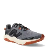 Championes de trail running New Balance Dynasoft Nitrel V6, color gris con detalles en negro y naranja.