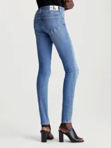Pantalón de jean skinny de tiro medio, color celeste claro, con lavado vintage y diseño de cinco bolsillos.