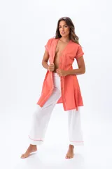 Vestido camisero color salmón con botones, corte midi y mangas cortas con ribete blanco.