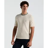 Remera de hombre color crema, tejida con cuello redondo a rayas azul marino y blanco, manga corta y logo bordado en el pecho.