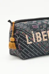 Bolso tipo pouch en algodón estampado con la palabra "Liberte" bordada.