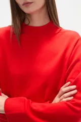 Sweater de viscosa color beige, con cuello polera, corte holgado y pespuntes decorativos en el frente.