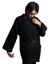 Kimono de denim negro lavado, de manga corta ancha y corte recto. Se cierra al frente con un broche metálico rectangular.