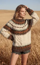 Buzo de lana merino tejido a mano, color beige con cuello alto y diseño de punto jacquard en tonos marrones en la parte superior.