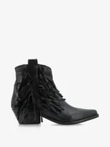 Botines negros de cuero italiano con punta fina, taco bajo y flecos laterales.