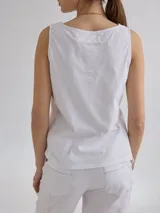 Musculosa de lino color negro con paneles laterales en color beige.