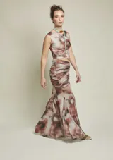 Top elastizado de tul con estampado abstracto en tonos marrones y blancos, sin mangas y con abertura en la espalda.