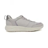 Zapatillas grises con detalles en lila, cordones elásticos y suela blanca.