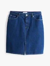 Falda de jean corta recta con un diseño de cinco bolsillos, cierre de cremallera con botón, talle medio y logo de Tommy Hilfiger bordado en el bolsillo trasero.